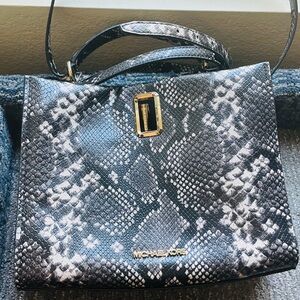 Michael kors cross body hand bag